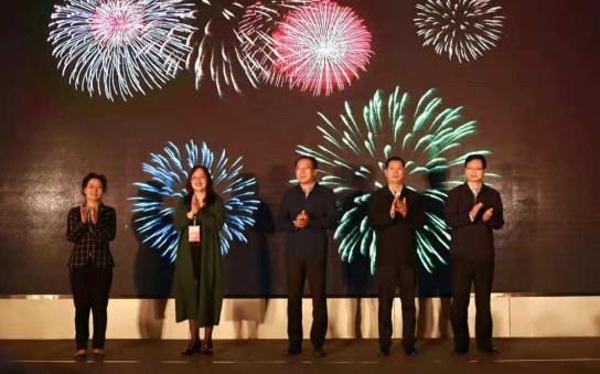 首届西安丝路教育装备高峰论坛 陕首例新国标跑道检测合格（华商网）