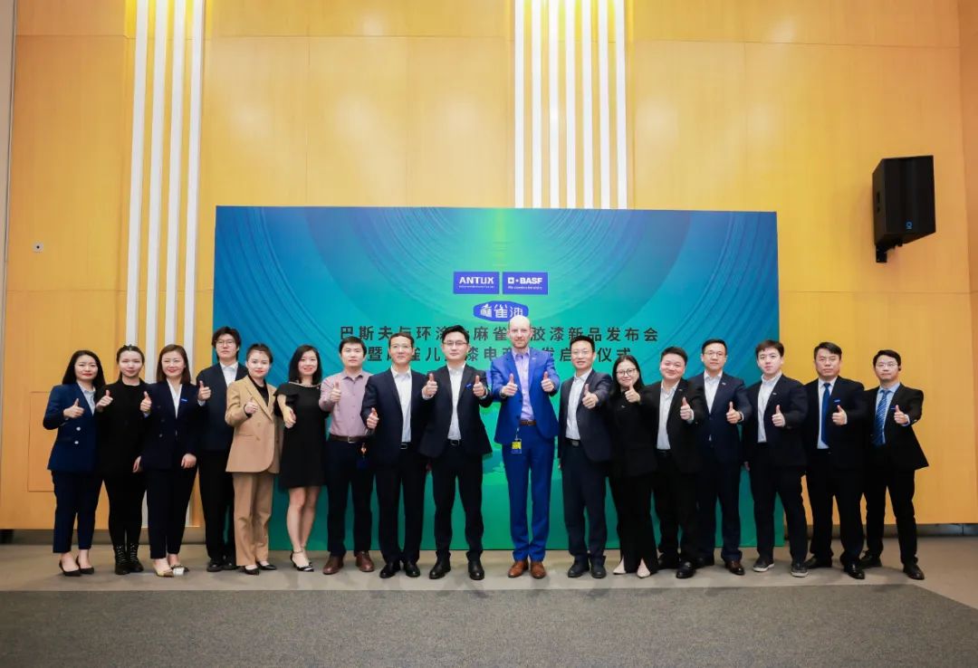 发布会现场嘉宾和企业代表合影留念